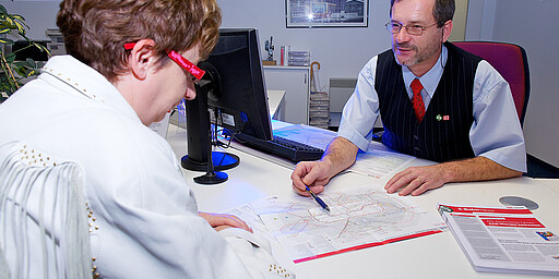 Mitarbeiter und Kunde im Abocenter im Ostbahnhof