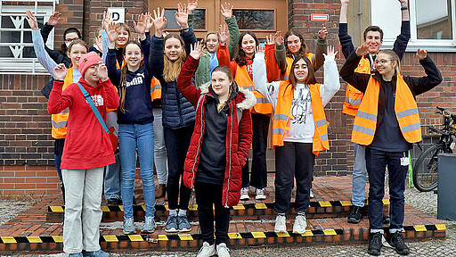 Girls’Day Akademie 2023 Ein Gruppenbild zum Praxistag vor dem Werkeingang