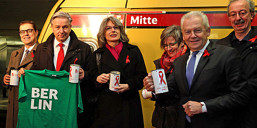 Bahnchef Rüdiger Grube erinnerte daran, dass es der Initiative von S-Bahn-Mitarbeitern zu verdanken ist, dass der Rote-Schleifen-Zug einmal jährlich im Netz der S-Bahn fährt, um eine breite Öffentlichkeit zu erreichen. „Aufklärungsarbeit und Solidarität sind noch immer bitter nötig, um die Ausgrenzung der vom HI-Virus betroffenen Menschen zu verhindern.