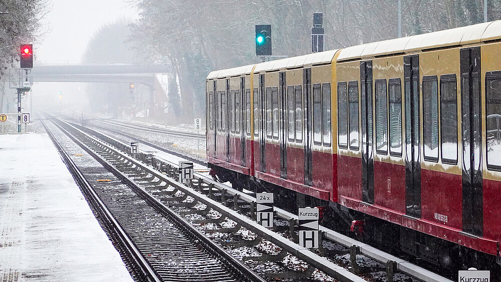 Im Winter Baureihe 481 auf der S5 in Biesdorf