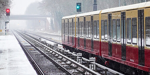 Im Winter Baureihe 481 auf der S5 in Biesdorf