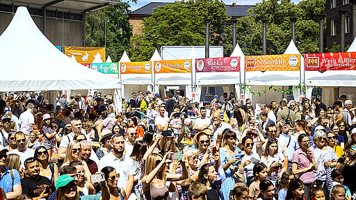 Mehr als 40 Stände mit israelisch-mediterranen Köstlichkeiten beim 5. Koscheren Streetfoodfestival am 21. Juni in Berlin-Mitte.