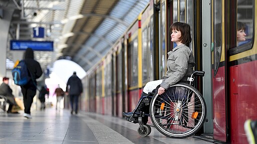 Rollstuhlfahrerin unterwegs mit der S-Bahn Rollstuhlfahrerin unterwegs mit der S-Bahn