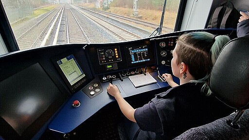 Ausbildung Angehende Lokführerin: Charlize Werner macht aktuell eine Ausbildung zur Eisenbahnerin im Betriebsdienst.
