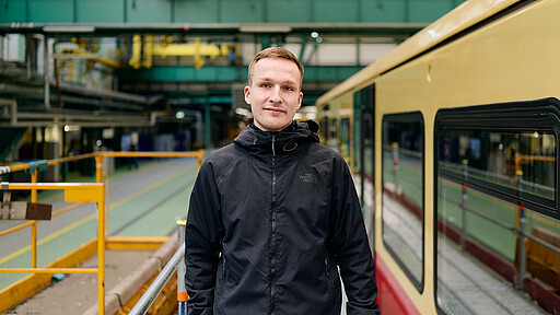 Mit Verantwortung unterwegs Johannes Dehm nutzt die S-Bahn seit seiner Kindheit und interessiert sich für Fahrzeuge aller Art. Die Vorstellung, selbst eine S-Bahn zu fahren, begeistert ihn, und bei der S-Bahn Berlin sieht er gute Zukunftsperspektiven.