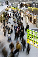 Auf dem Flughafen durchqueren Passagiere den Boulevard Tegel.