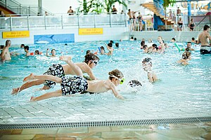Das Erlebnisbecken Viel Abwechslung im Erlebnisbecken: Wasserstrudel, Regendusche und Strömungskanal
