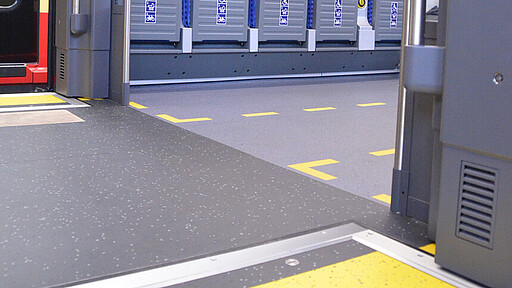 Einblick in die neue S-Bahn Der Fußboden ist im Einstiegsbereich dunkler gestaltet.