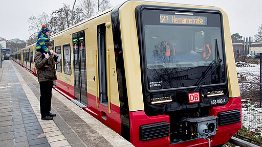 Unterwegs mit der Neuen S-Bahn Wie sieht sie aus, wie hört sie sich an? Großvater Beier und Enkel Frederick nach ihrer ersten Fahrt mit der neuen S-Bahn der Baureihe 483 in Spindlersfeld.