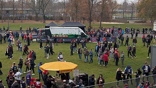 Riesen Andrang am Promo-Stand der S-Bahn vor dem Spiel