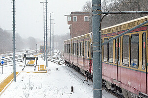 S-Bahn Baureihe 480 im Winter am Bahnhof Hermannstraße