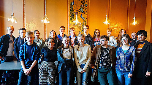 Gemeinsam kochen, gemeinsam wachsen – Jugendliche beim Projekt „Meet & Eat“ im Kreuzberger Himmel Teilnehmende Jugendliche des Projekts „Meet & Eat“ tauschen sich beim gemeinsamen Kochen und Essen im Restaurant Kreuzberger Himmel aus.