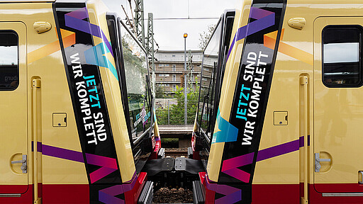 New trains coupled Two carriages of the new series were ceremonially coupled in Charlottenburg.