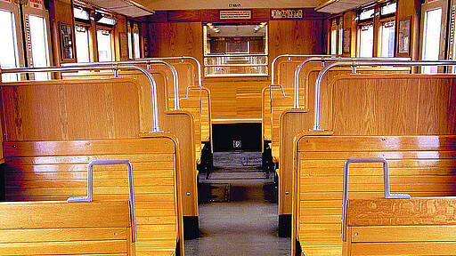 Traditionszug (Baureihe 475 + 165) einen Stadtbahner-Wagen mit den beliebten Holzbänken im Design der 90er Jahre