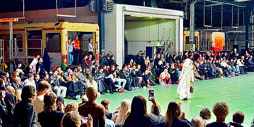 Die Lackhalle des S-Bahnwerks in Schöneweide wurde am Fashion-Week-Samstag zum Laufsteg.