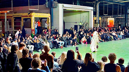 Die Lackhalle des S-Bahnwerks in Schöneweide wurde am Fashion-Week-Samstag zum Laufsteg.