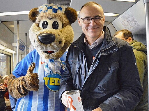 Welt-Aids-Tag 2018 Herthinho und S-Bahn-Geschäftsführer Karsten Preissel sammelten Spenden.