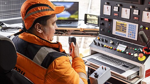 Einsatz einer Gleis- und Weichenstopfmaschine Unimat 09-32 4S des Herstellers Plasser & Theurer (Symbolaufnahme)