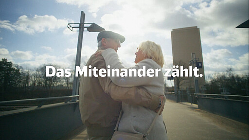 Zwei Menschenhalten sich im Arm, weil sie wissen, dass das Miteinander zählt.