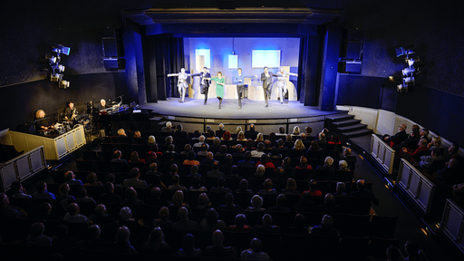 Innenansicht des Theatersaals Blick auf die Büh-ne der DISTEL vom Rang aus