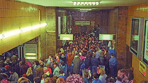Menschengedränge am Bahnsteig des Bahnhofs Friedrichstraße kurz nach dem Mauerfall