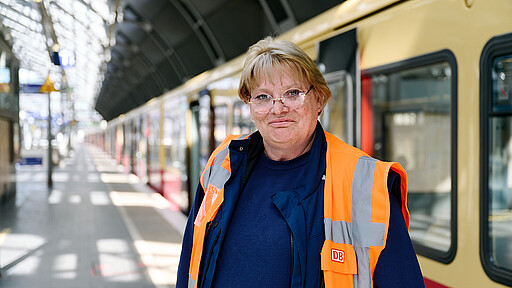 Vorarbeiterin Birgit wünscht sich mehr gegenseitige Rücksicht, damit sich alle in einem sauberen Bahnhof wohlfühlen können.