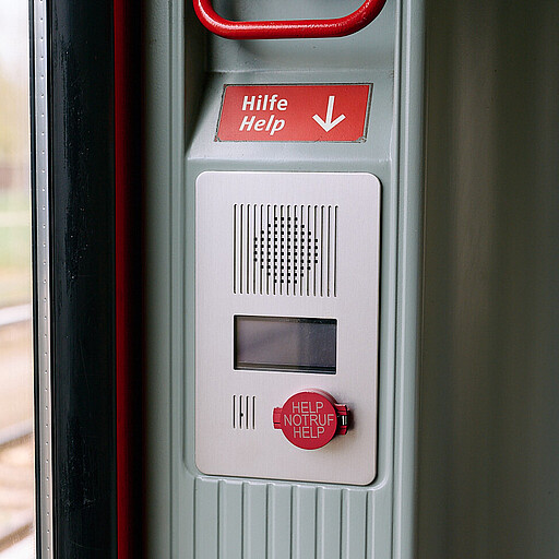 Bei Notfällen den roten Knopf drücken und mit der Sicherheitsleitstelle sprechen.