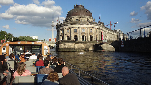 BärLiner vor Bodemuseum Das Aqua-Cabrioschiff AC BärLiner auf der Spree vor dem Bodemuseum in Richtung Anlegestelle „Alte Börse“