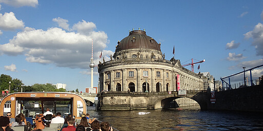 Das Aqua-Cabrioschiff AC BärLiner auf der Spree vor dem Bodemuseum in Richtung Anlegestelle „Alte Börse“