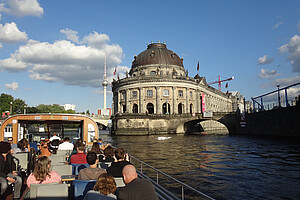 Das Aqua-Cabrioschiff AC BärLiner auf der Spree vor dem Bodemuseum in Richtung Anlegestelle „Alte Börse“