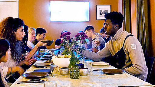 „Meet & Eat“ Beim gemeinsamen Essen lernen sich Jugendliche verschiedener Herkunft kennen und besser verstehen.