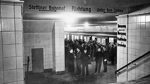 Der Olympiazug hält in Friedrichstraße Im Nordsüd-S-Bahnhof Friedrichstraße hat der Eröffnungszug – ein nagelneuer sogenannter Olympiazug – einen Zwischenhalt eingelegt.