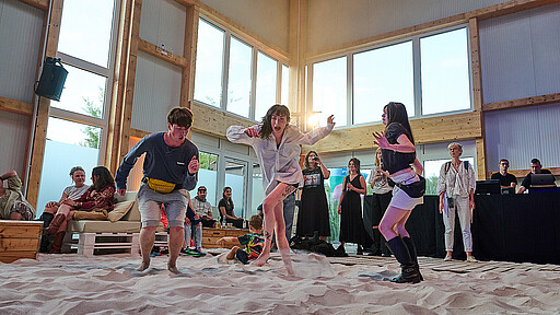 Dancefloor aus Sand Am BeachMitte wurde die große Geburtstagsparty weitergefeiert.