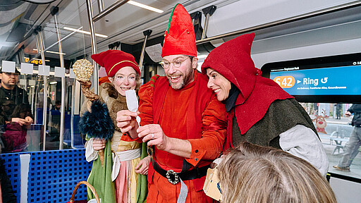Zauberhaft Mit kleinen Tricks und Späßen bezauberten die Wichtel die Fahrgäste.
