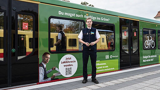 Bitte einsteigen Ausbildungslokführer Philip-Lars Orgs informierte zusammen mit seinen Kolleg:innen über eine Karriere bei der S-Bahn Berlin.