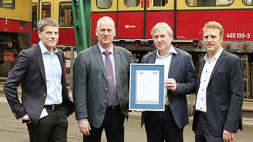 IHK überreicht Gütesiegel für „Exzellente Ausbildungsqualität“ an die S-Bahn Berlin. V.l. Dr. Martin Aurich (Leiter Instandhaltung S-Bahn Berlin und Leiter Werk Schöneweide), Christoph Wachendorf (Geschäftsführer Personal S-Bahn Berlin), Michael Hallmann (Nachwuchskräfte-Gesamtkoordinator), Jan Pörksen (Geschäftsführer Bildung & Beruf der IHK Berlin)