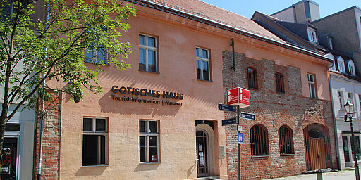 Station 6: Gotisches Haus