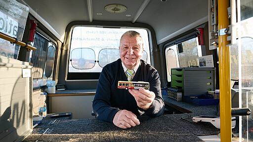 Gut beraten – von Bus zu Bahn Seit mehr als drei Jahren steht Thomas Sommer von regiobus Fahrgästen auf dem Vorplatz des Bahnhofs Teltow Stadt mit Rat und Tat zur Seite.