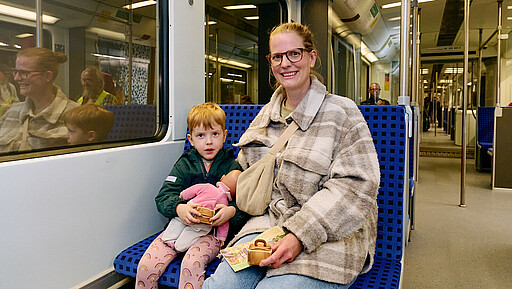 Anton und seine Mutter bei der Eröffnungsfahrt der S15 Anton hatte lange darauf gewartet, die neue Linie auszuprobieren – zur Eröffnung ist er mit seiner Mutter gleich mitgefahren.