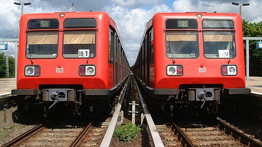 Baureihe 485 Die Züge 485 037 und 023 stehen im Werk Grünau nebeneinander (15.05.2003)
