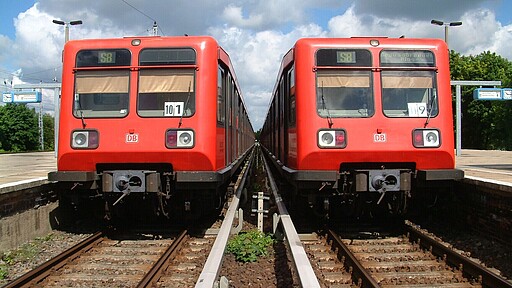 Die Züge 485 037 und 023 stehen im Werk Grünau nebeneinander (15.05.2003)