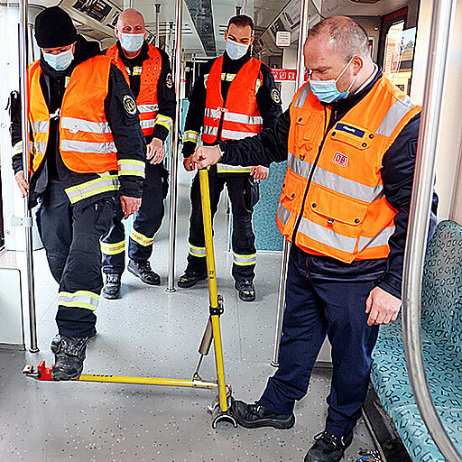 Feuerwehrübung Friedrichsfelde Marco Albrecht erklärt, wie man den Kurzschließer anwendet.
