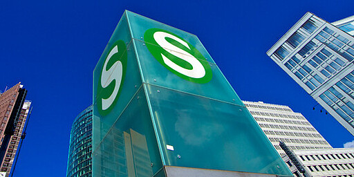 Vorstellung des Unternehmens Aufnahme S-Bahngebäude vor blauem Himmel