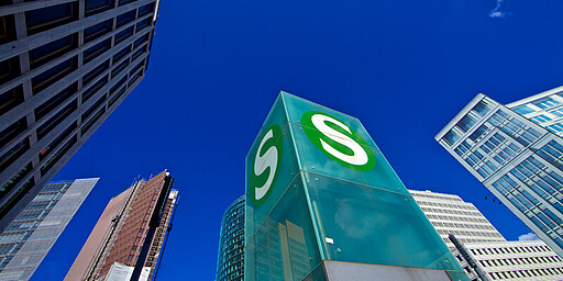 Vorstellung des Unternehmens Aufnahme S-Bahngebäude vor blauem Himmel