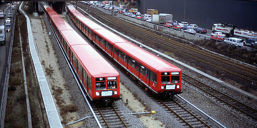 Messe Nord/ICC Parallelfahrt von zwei Zügen der Baureihe 485 von Witzleben (heute Messe Nord/ICC) zum Bahnhof Westend anlässlich der Reaktivierung des Südrings am 17. Dezember 1993.