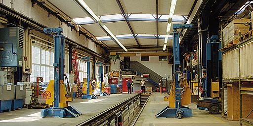Werkstatthalle in Wannsee Die halbzuglange Werkstatthalle mit Hallenkran und Hebeböcken zum Anheben der Wagenkästen für den Achs- oder Drehgestellwechsel