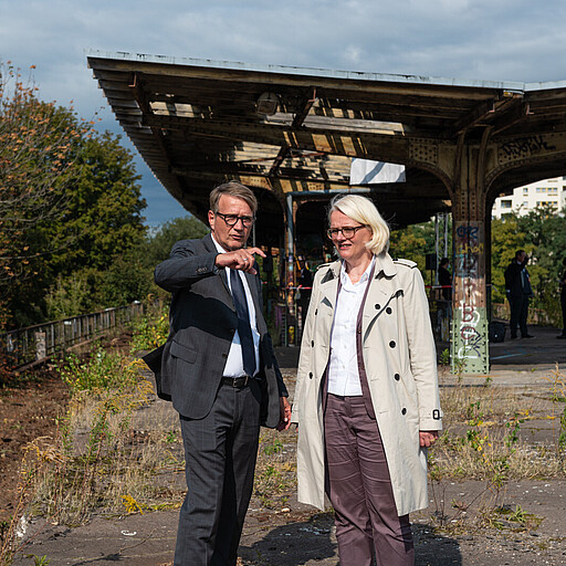 Besichtigung der Bauarbeiten Ronald Pofalla, DB-Infrastrukturvorstand und die Senatorin für Umwelt, Verkehr und Klimaschutz Regine Günther (Grüne) am Bahnhof Wernerwerk.