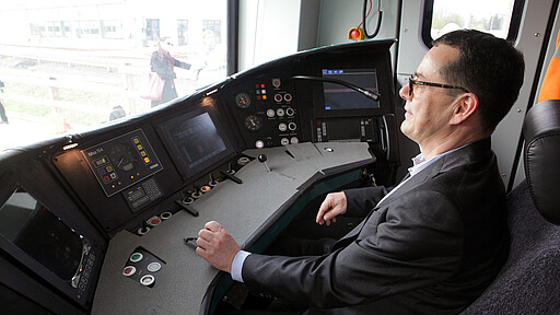 Führerstand der Neues S-Bahn Herr Buchner im Führerstand der neuen Baureihe 483/484