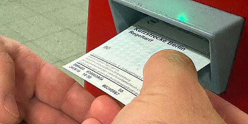 Obacht: Achten Sie bitte darauf, ob Sie Ihr Ticket entwerten müssen. Auf den Tickets ist dies erkennbar.