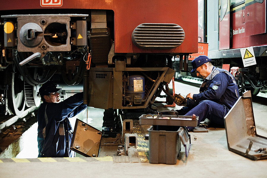 in der Werkstatt Werkstatt Oranienburg, Wartungsarbeiten an einer S-Bahn